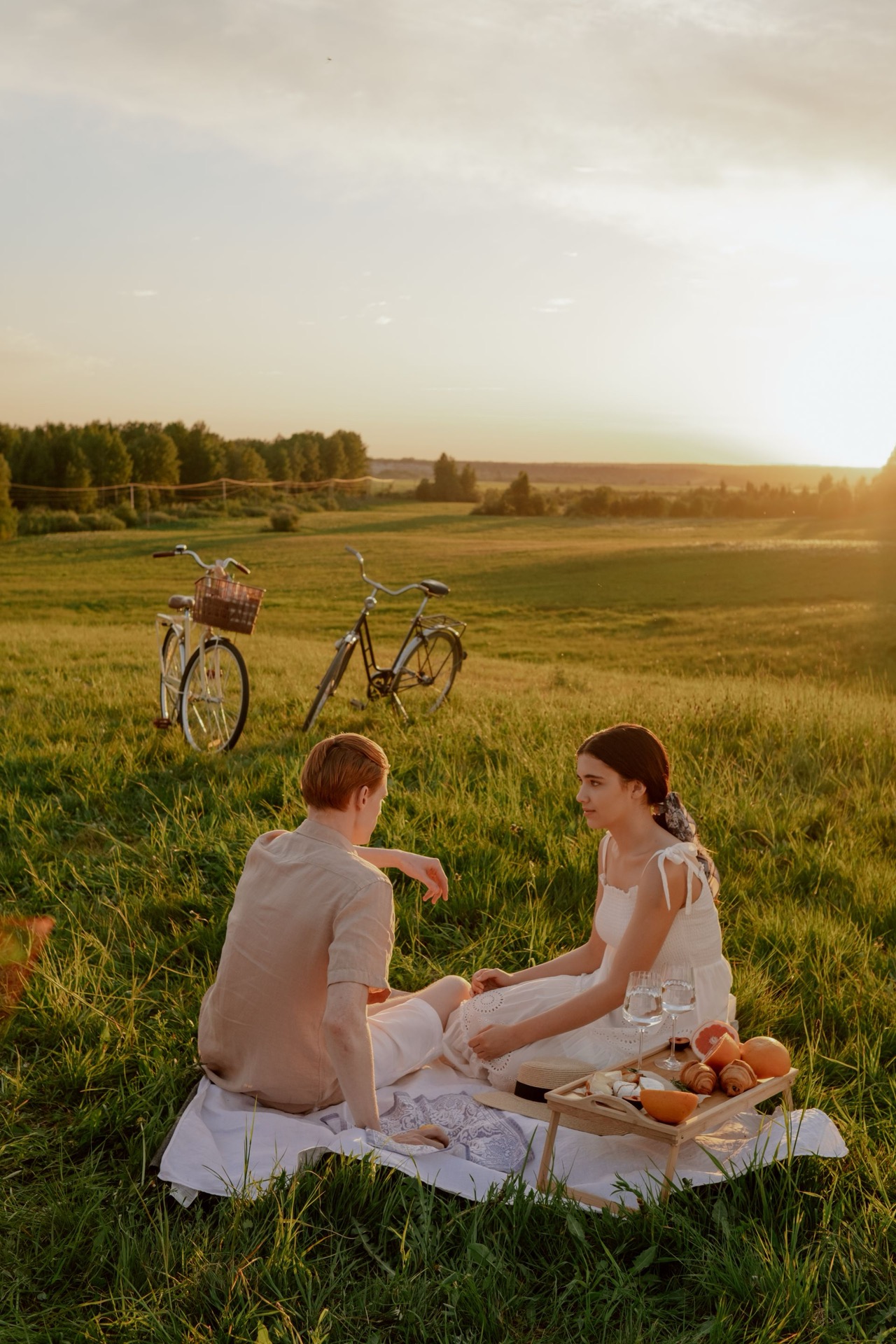 Sykler parkert ved sommerpiknik